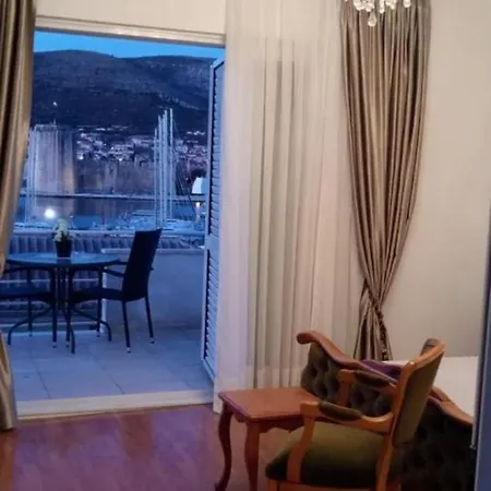 Villa Sarah 아파트호텔 트로기르